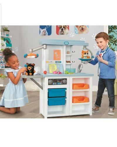 Veterinarian Playset with Over 15 Accessories C200319
